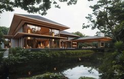 Рукотворный пруд на территории виллы напоминает реальный водоем